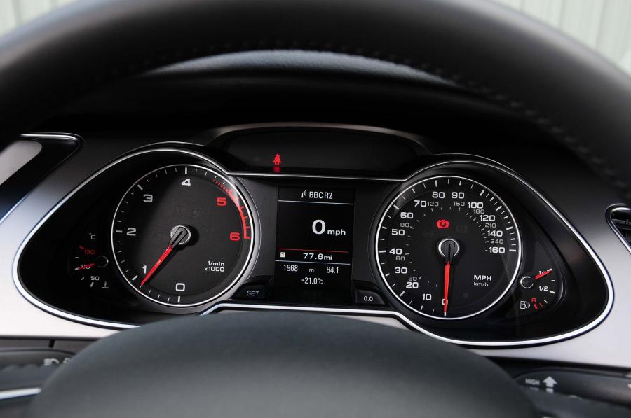 Панель приборов Audi A4 2.0 TDI Ultra Sedan (B8, 8K) 2014 года  (UK) (фото 2 из 9)
